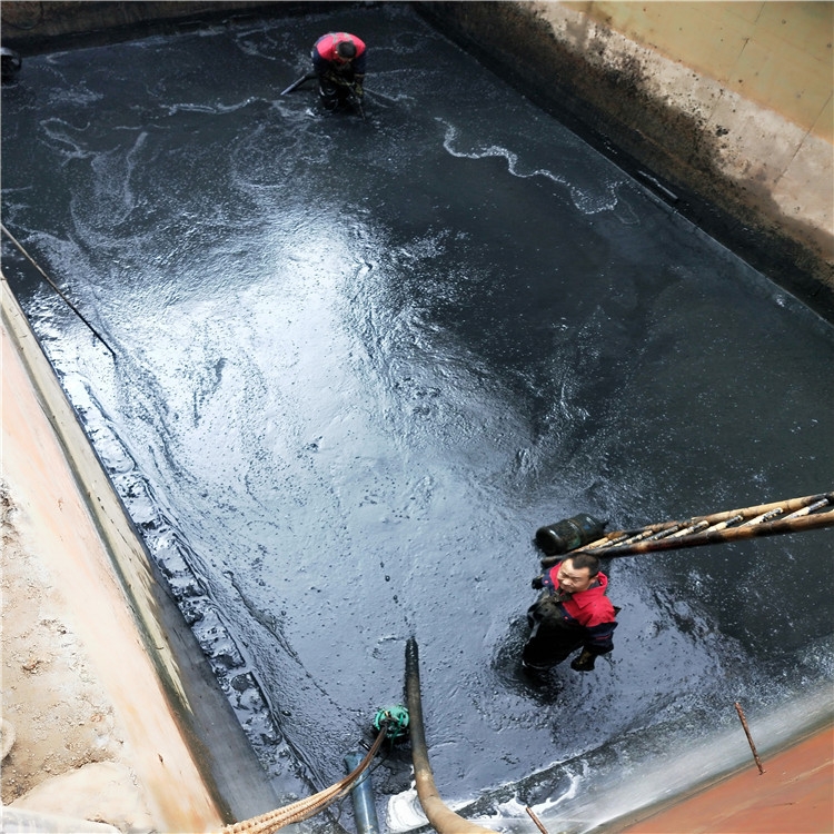 雷鸣镇废水池清理