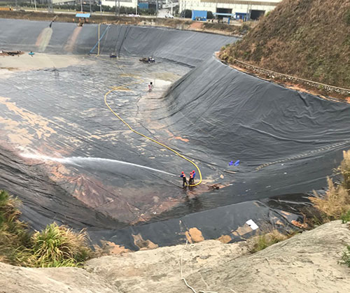 雷鸣镇废水池清理