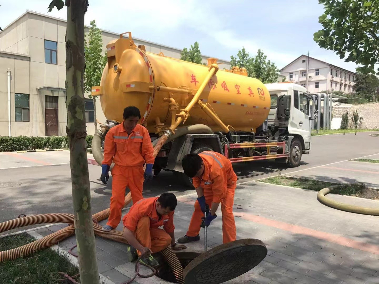 雷鸣镇管道疏通车停在窨井附近