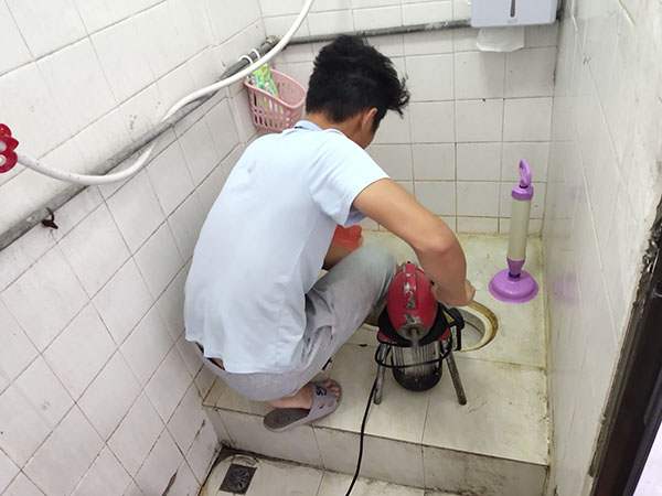 雷鸣镇管道堵塞冒臭气 专业师傅现场解决问题
