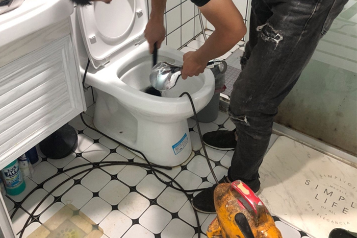 雷鸣镇马桶堵塞自己疏通还是找师傅?专业上门服务让你省时更省心