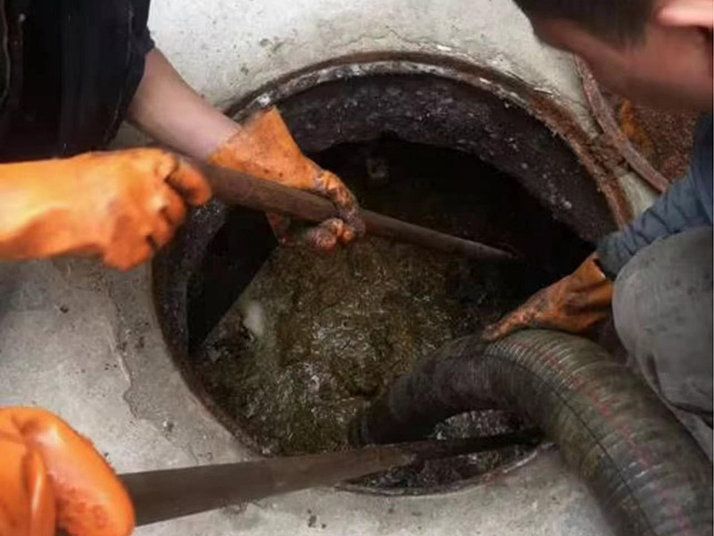 雷鸣镇清理化粪池时如何避免沼气的危害?